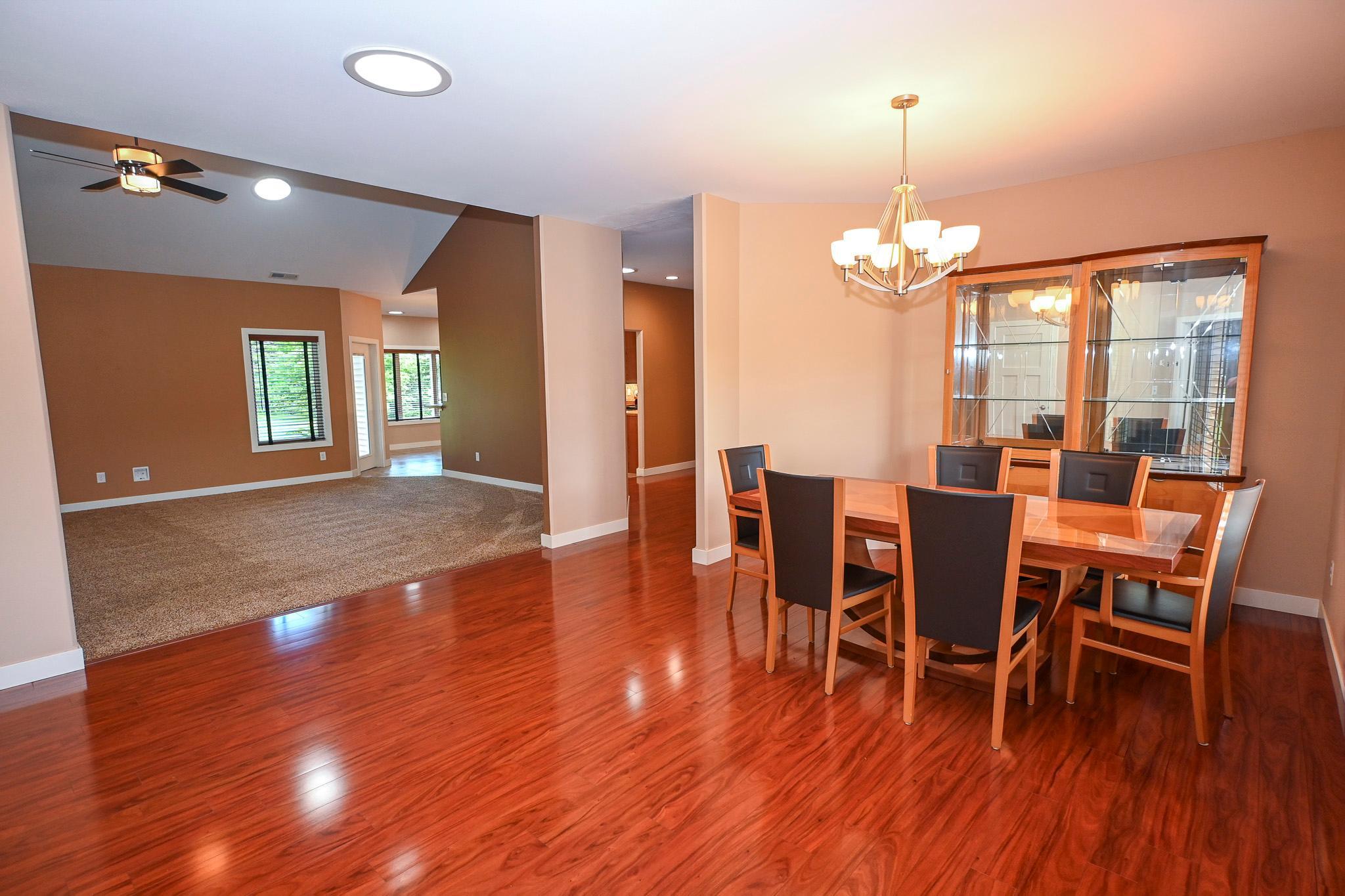 Entry-Dinning Rom-1.jpg