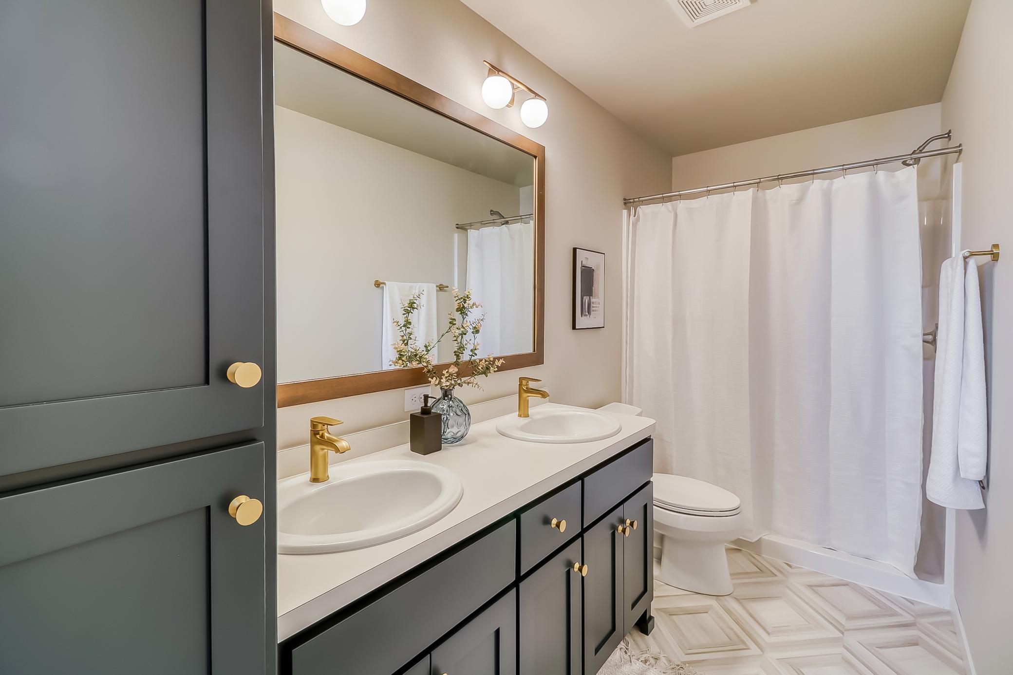 Master Bathroom1_1 (1).jpg