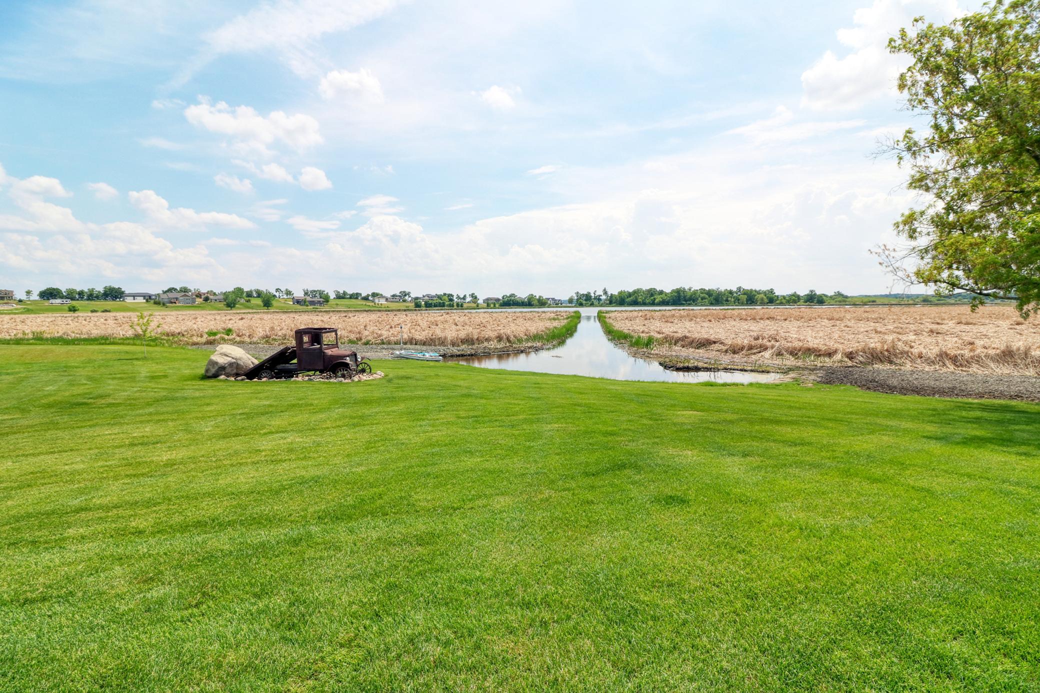 Backyard with access to Lake Lida