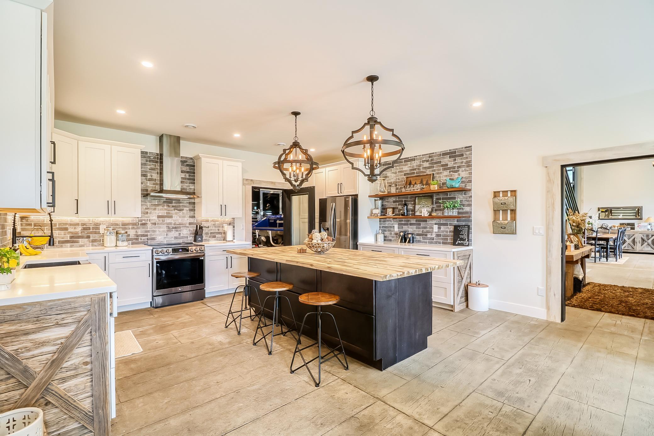 Kitchen with Breakfast Bar
