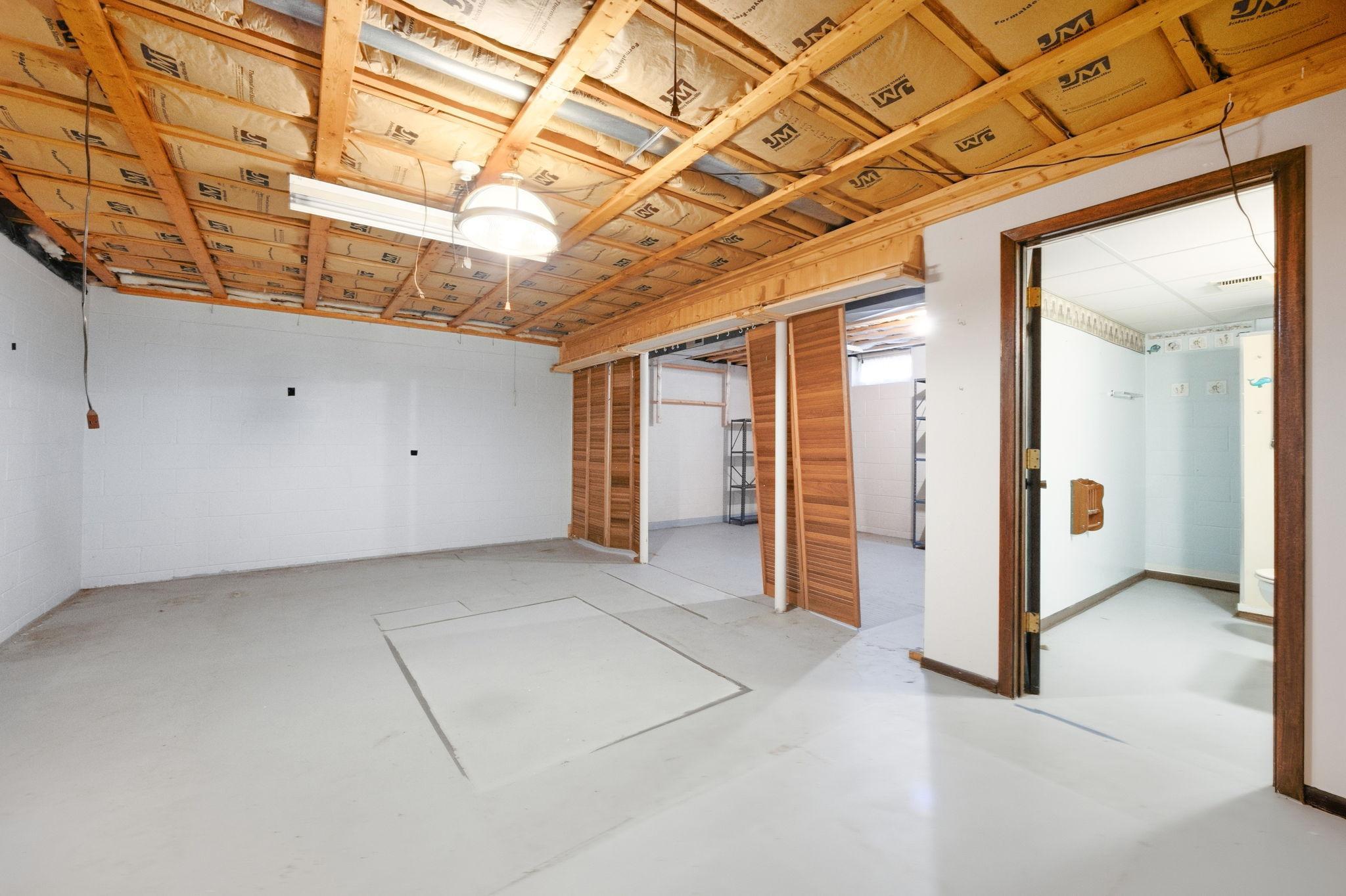 Spacious lower level room that could be a family room, entertainment room, workout room, etc, endless possiblities.