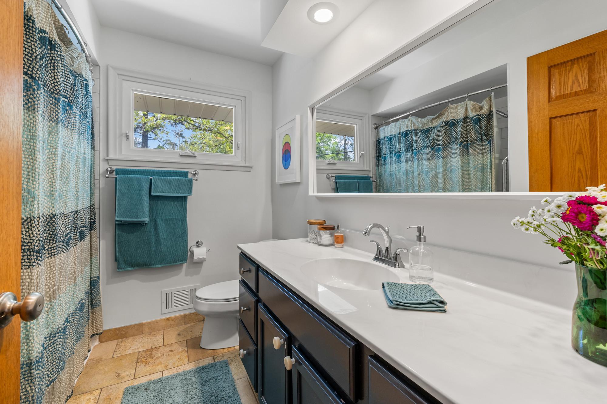 Upper Level Full Bathroom