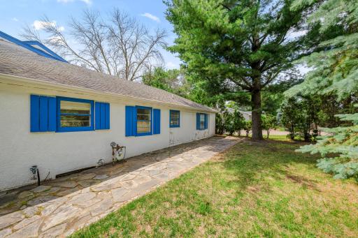 Enjoy the cottage feel cobblestone patio