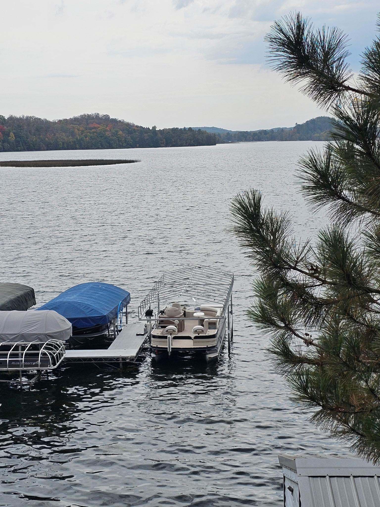 Pontoon and lift in Fall - dock spot included