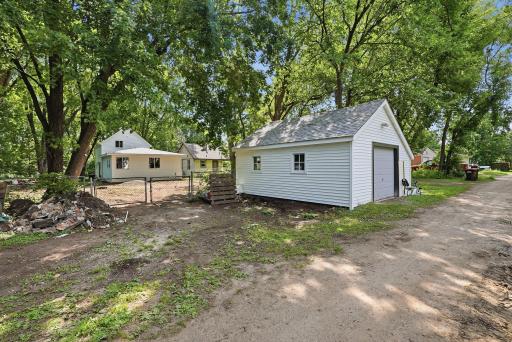 Oversized 1 car garage, note there is plenty of room for a garden in back.jpg