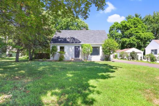 1051 Burke Avenue W, Roseville, MN 55113