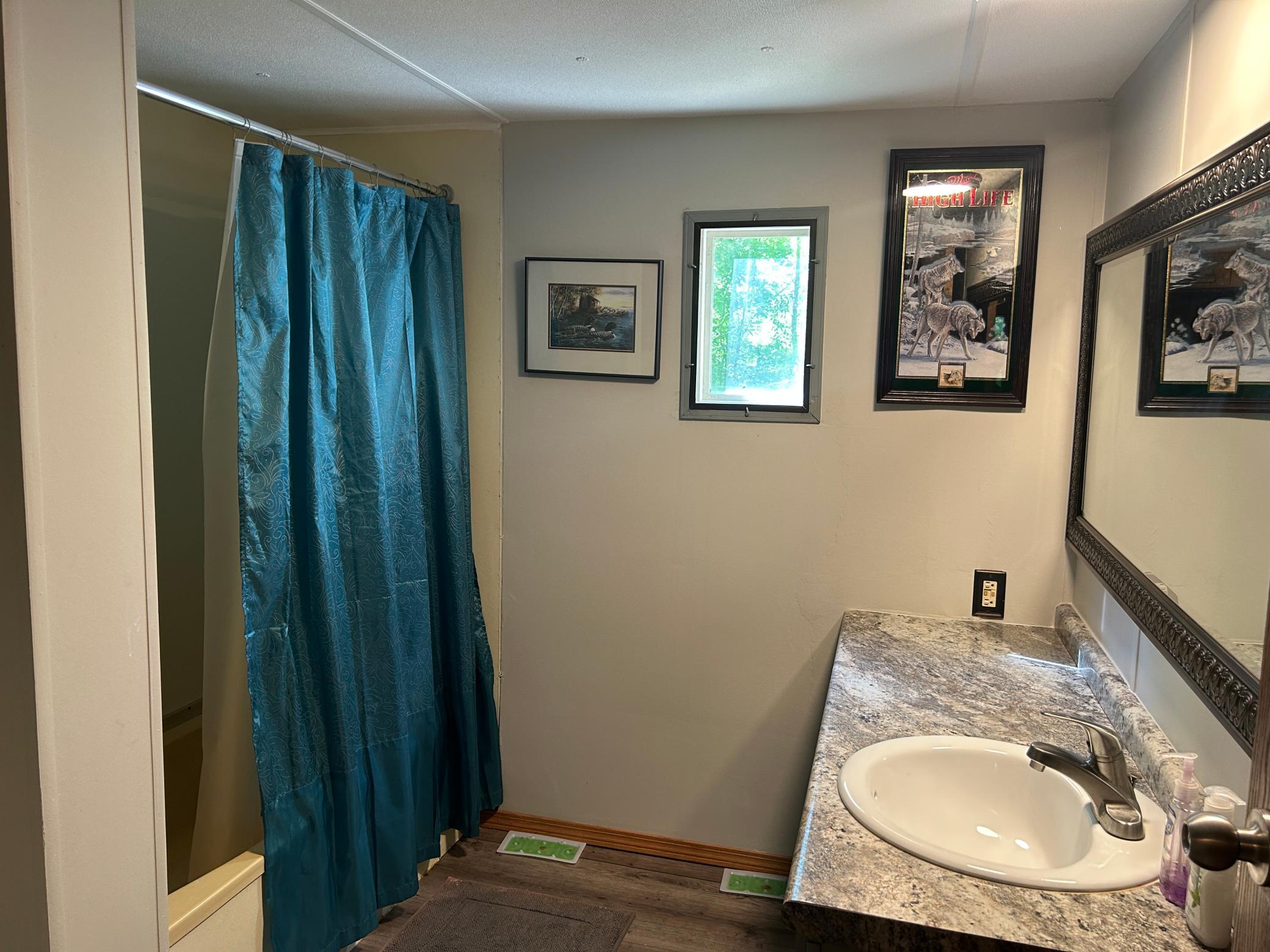A shot of the full bathroom.