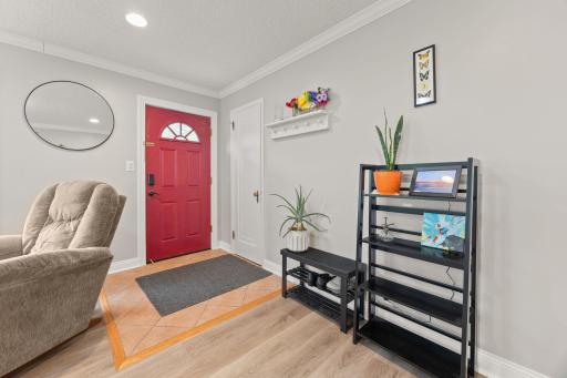 Foyer w/ coat closet