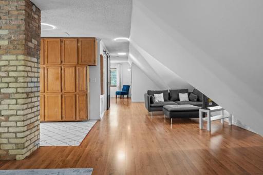 101-web-or-mls-1200 Laurel Ave-617.jpg