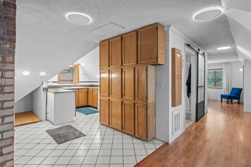 107-web-or-mls-1200 Laurel Ave-657.jpg