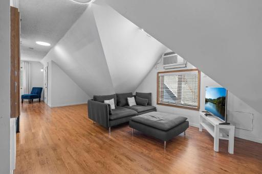108-web-or-mls-1200 Laurel Ave-662.jpg