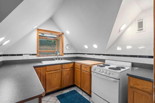 103-web-or-mls-1200 Laurel Ave-637.jpg