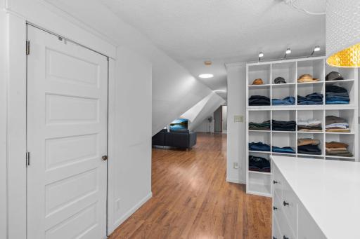 119-web-or-mls-1200 Laurel Ave-717.jpg