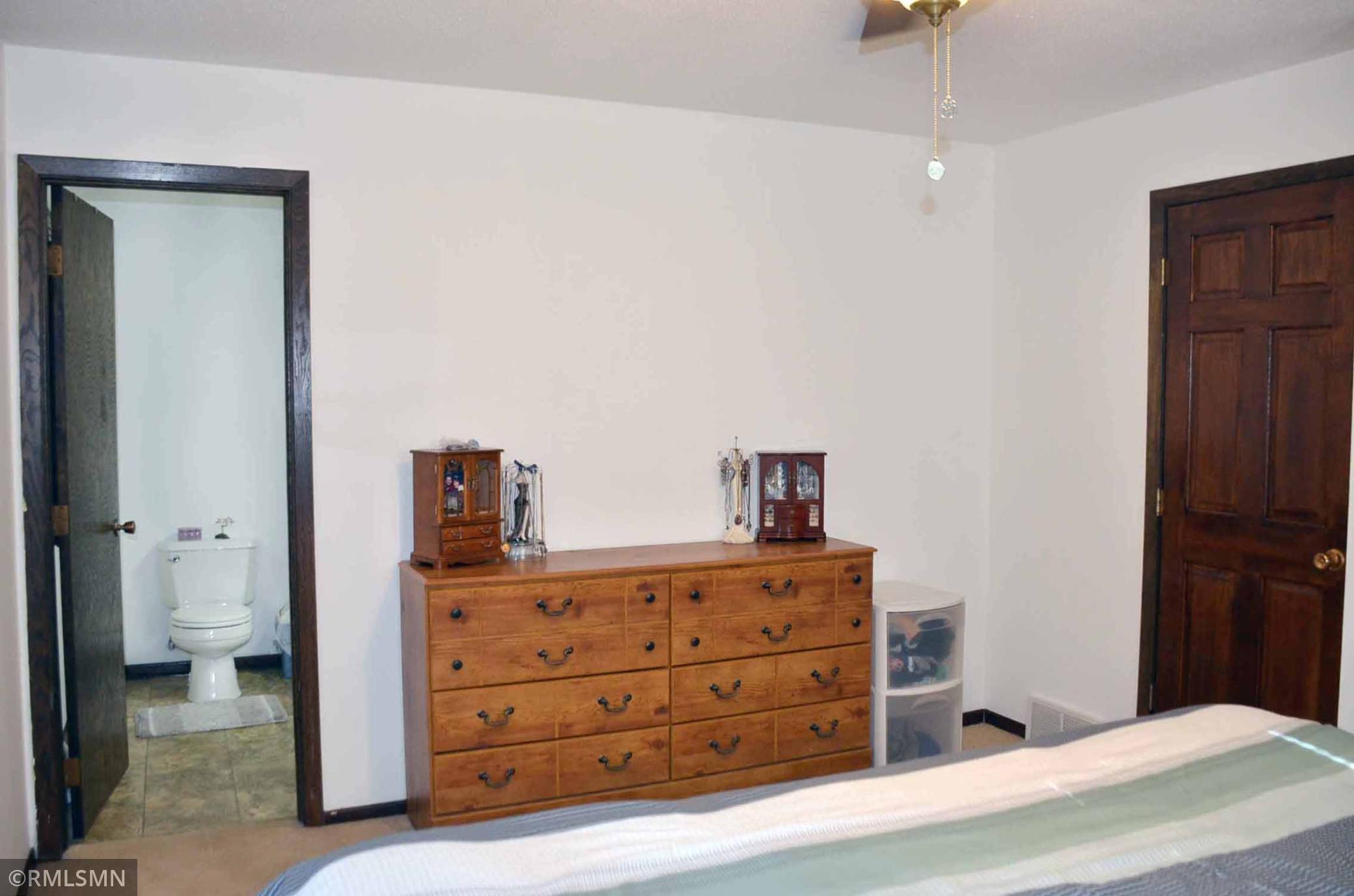main bedroom with a conviente Jack and Jill bathroom