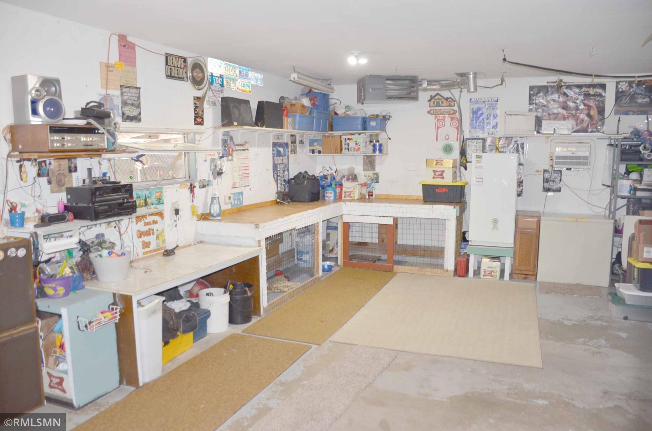 indoor outdoor kennel, lots of working space