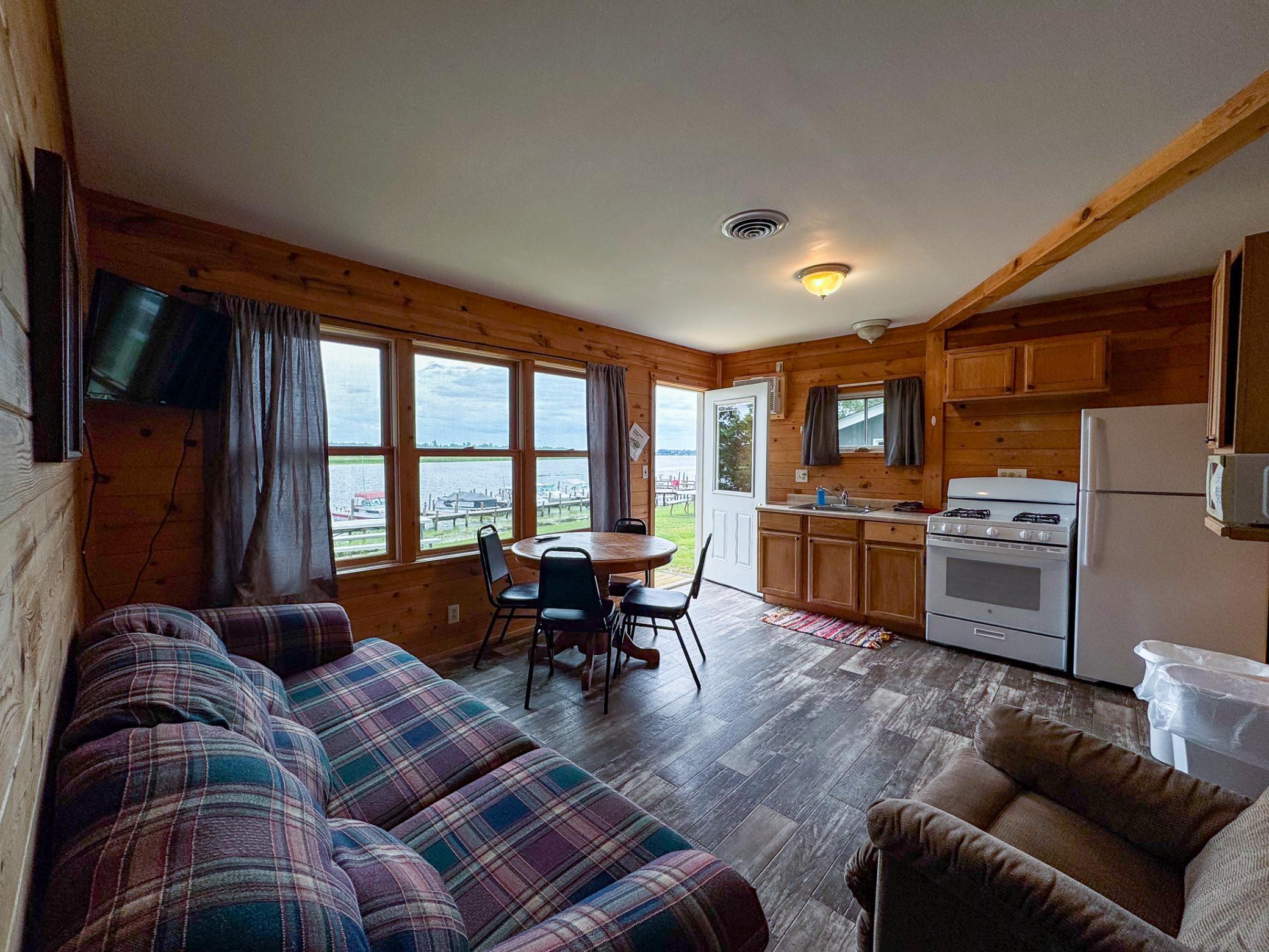 LakeOfTheWoods-Rental-Cabin-1-3BR-Waterfront-8162-2200px.jpg