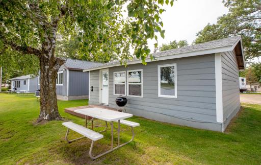 LakeOfTheWoods-Rental-Cabin-5-3BR-Waterfront-332-2200px.jpg