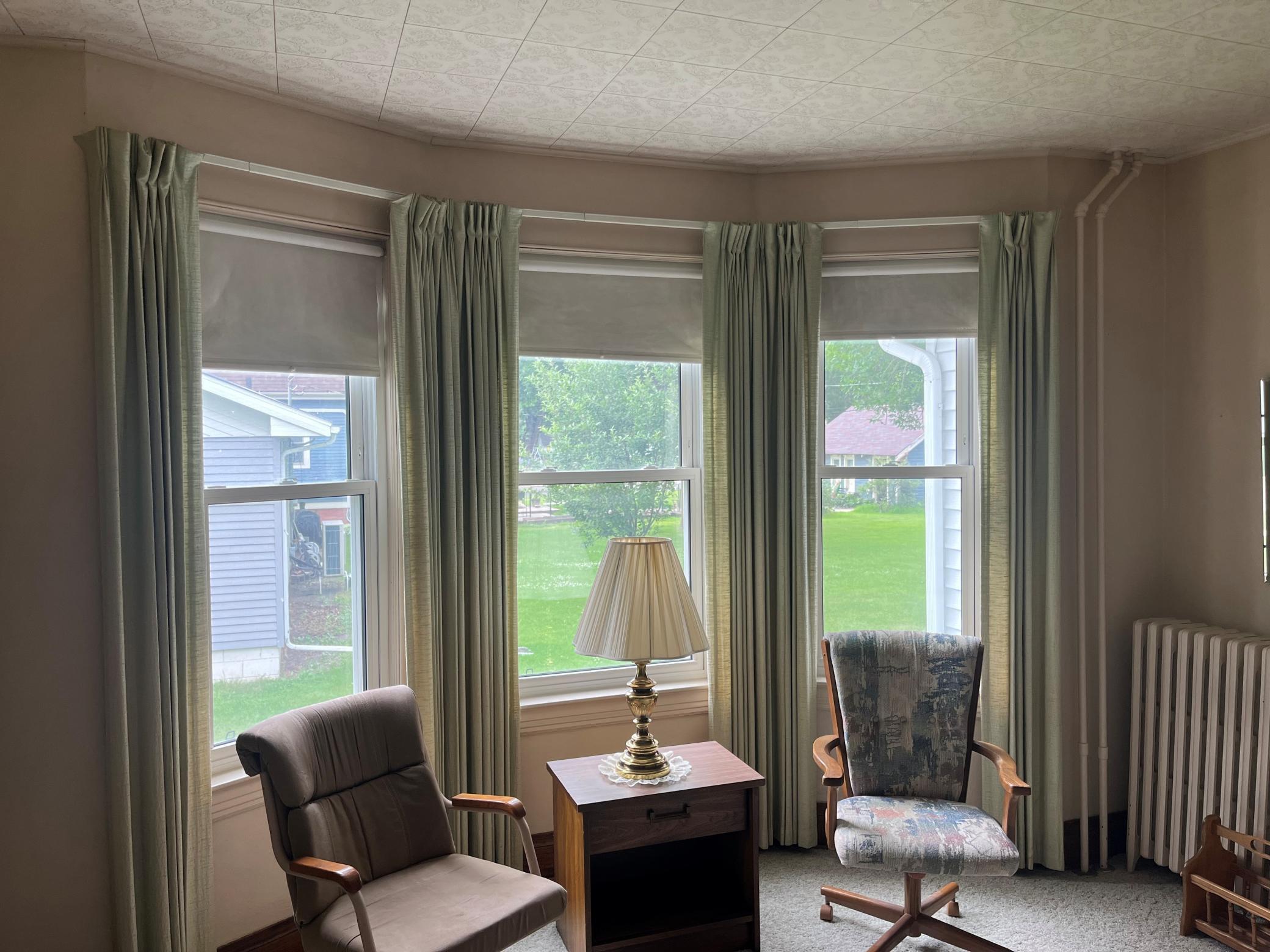 living room w/lots of natural light
