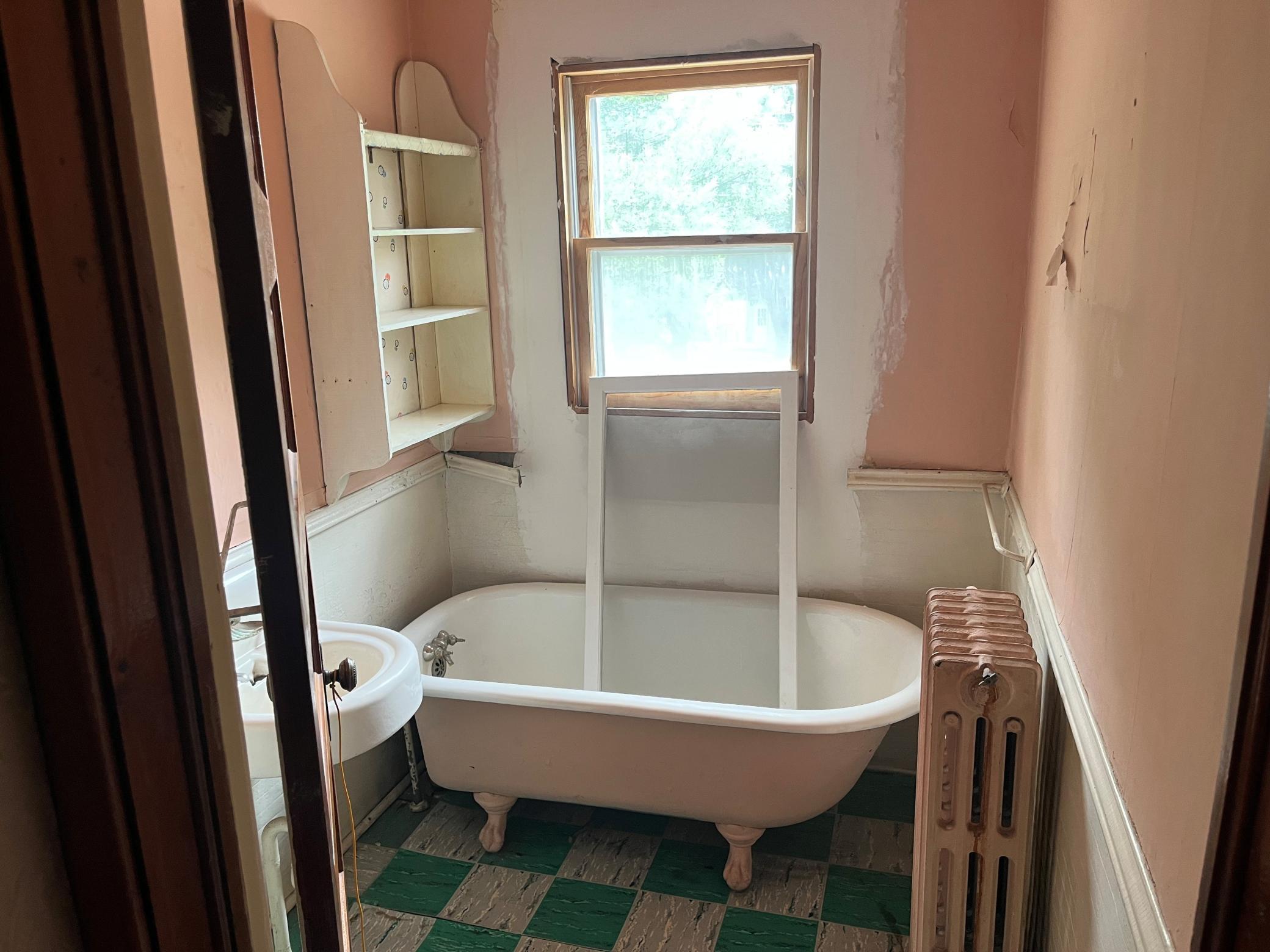 upstairs bathroom (needs redone).jpg