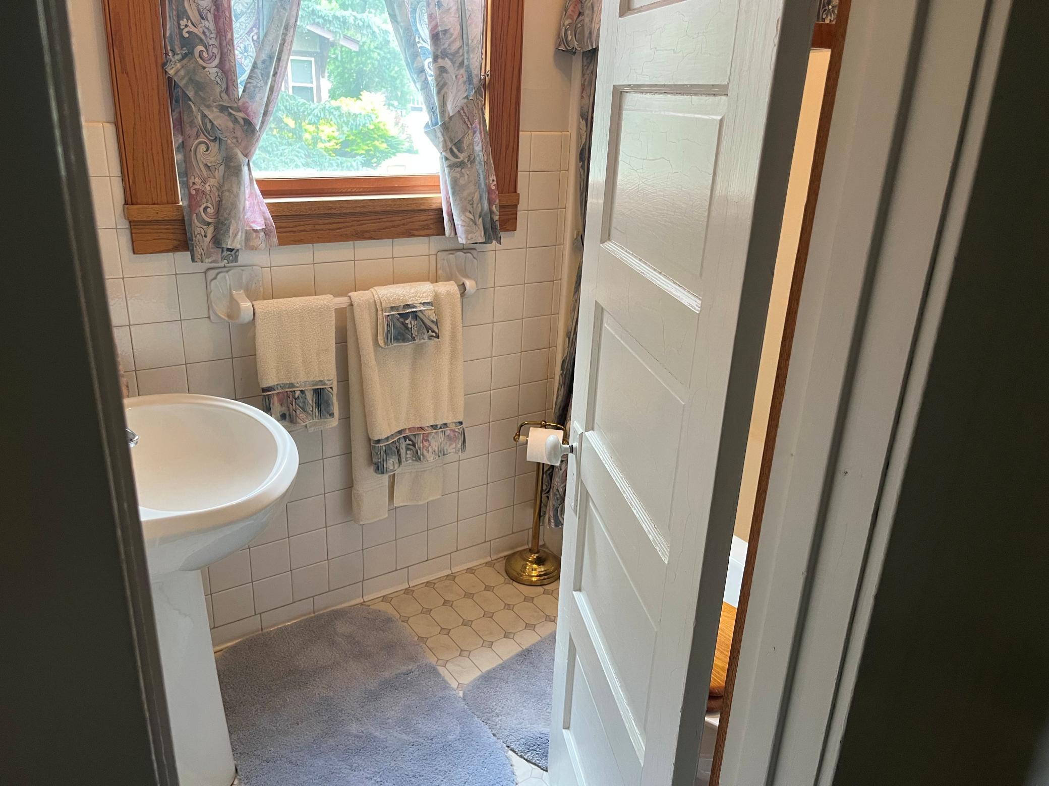 main floor bathroom.jpg
