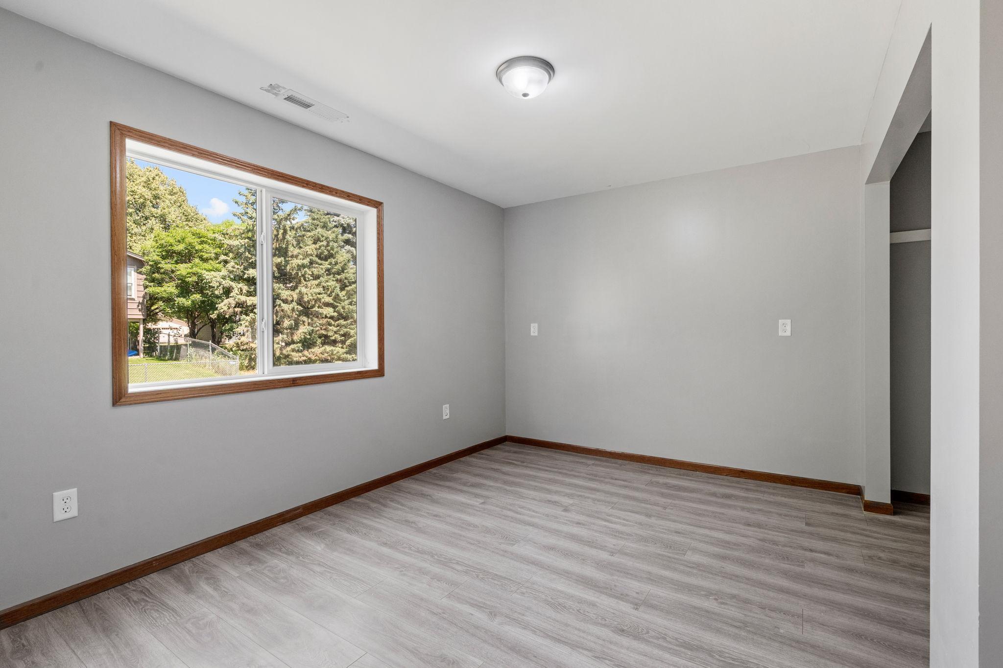 32-web-or-mls-8270 120th Ave-32.jpg