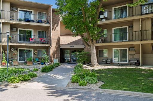 Welcome to the Creek Place Condos! Entryway with no steps