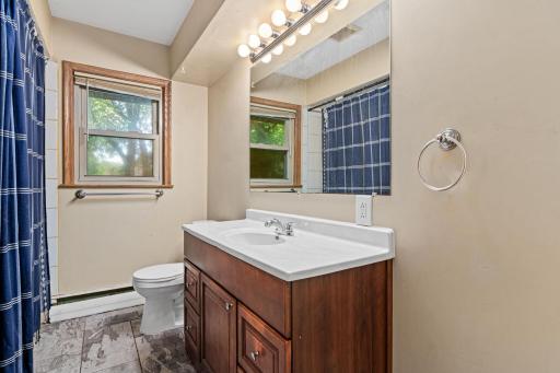 Main floor full bathroom