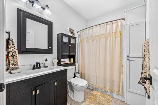 915 N Basswood Avenue, Duluth, MN 55811
