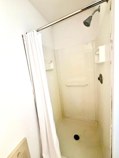 Lower level bath 2.jpeg