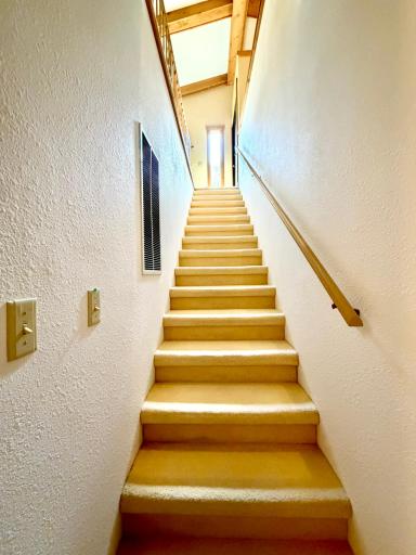 Staircase to upper level.jpeg