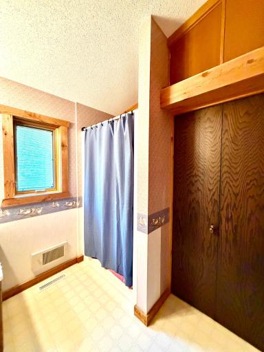 Upper level bathroom 2.jpeg