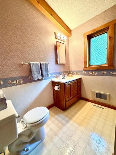 Upper level bathroom 3.jpeg