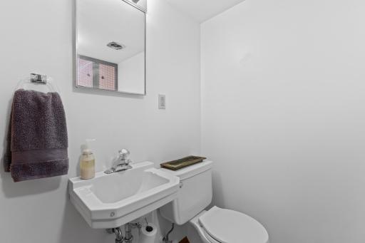 Main floor 1/2 bath
