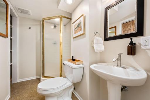 16-web-or-mls-3012-33rd-ave-ne.jpg