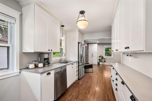 6-web-or-mls-3012-33rd-ave-ne.jpg