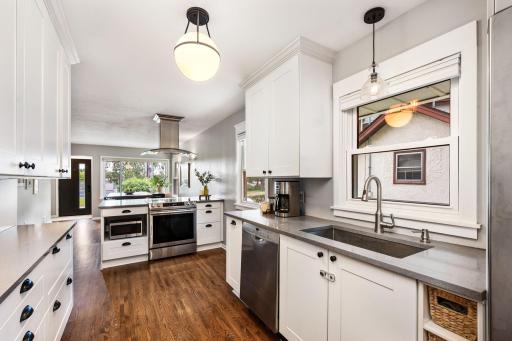 5-web-or-mls-3012-33rd-ave-ne.jpg