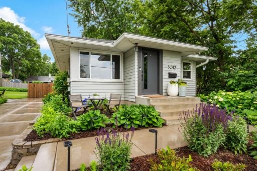2-web-or-mls-3012-33rd-ave-ne.jpg