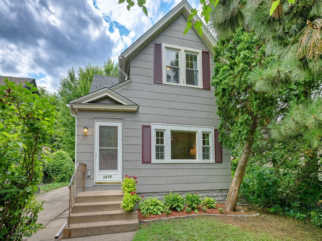 Welcome home to tyour Northeast charmer!