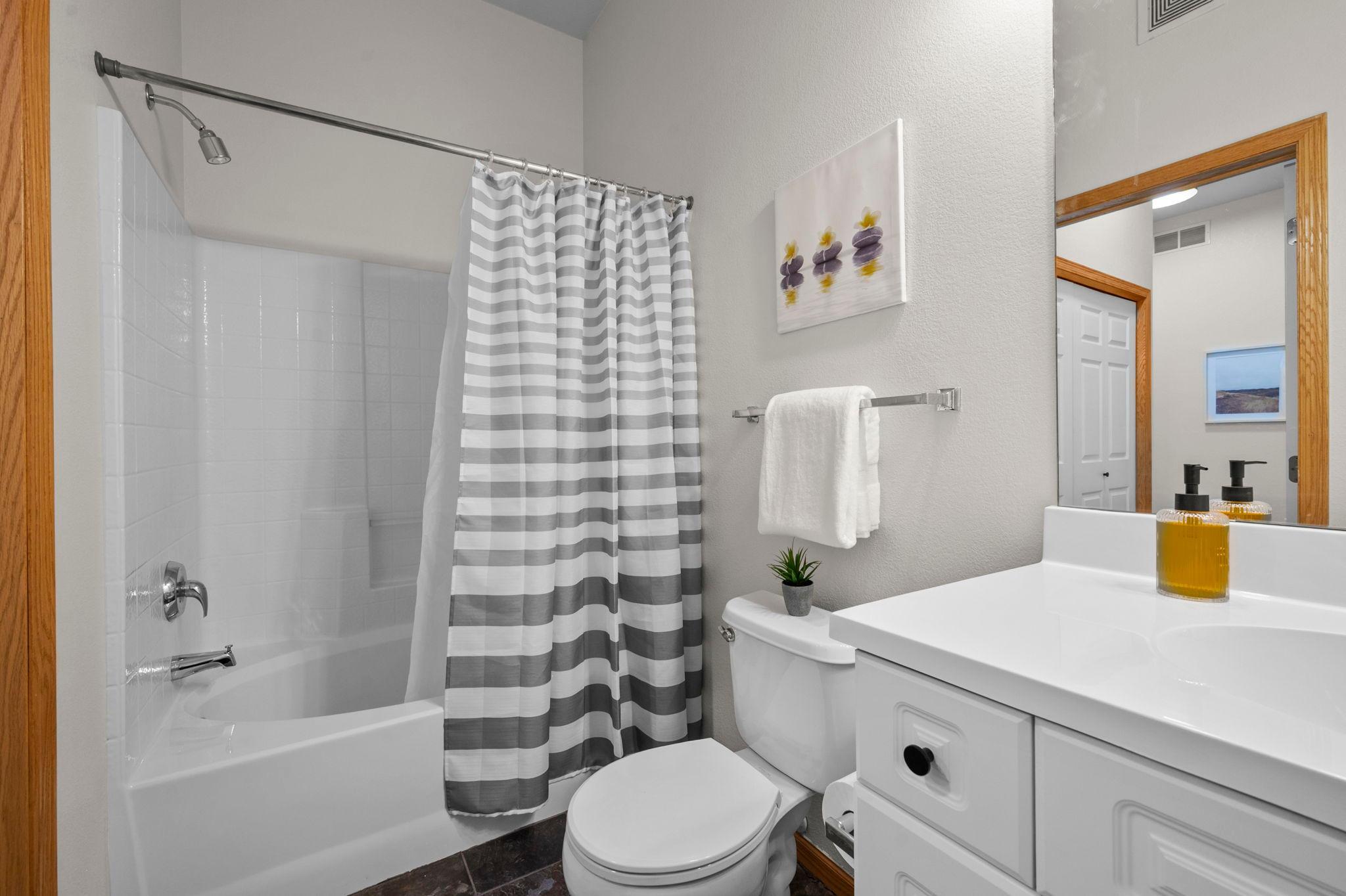 68-web-or-mls-1800 Graham Ave 404-114.jpg