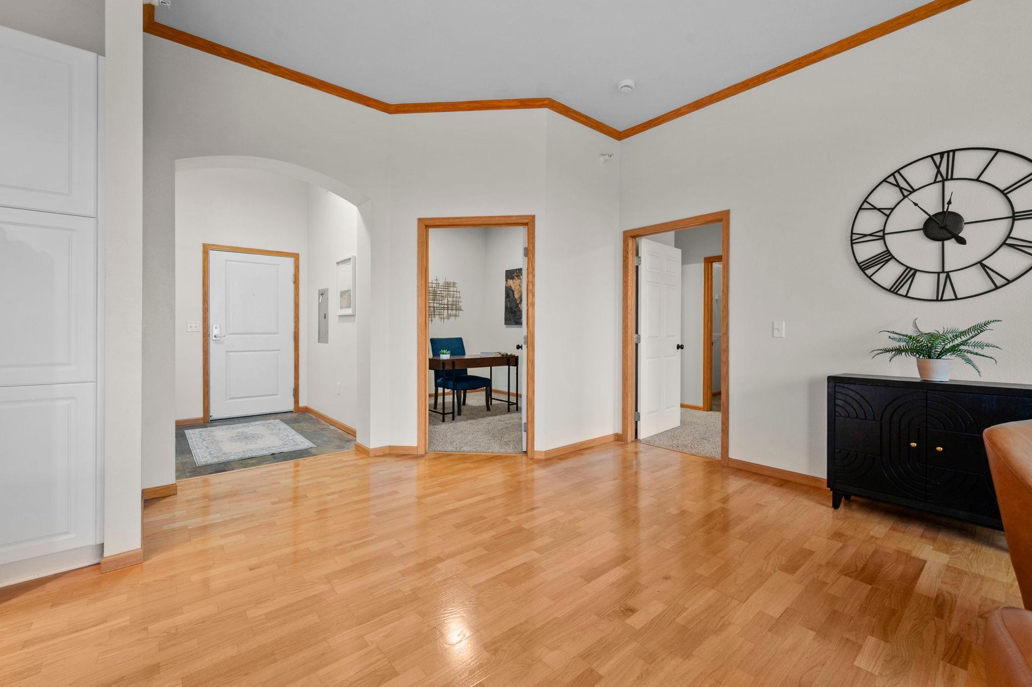 44-web-or-mls-1800 Graham Ave 404-156.jpg