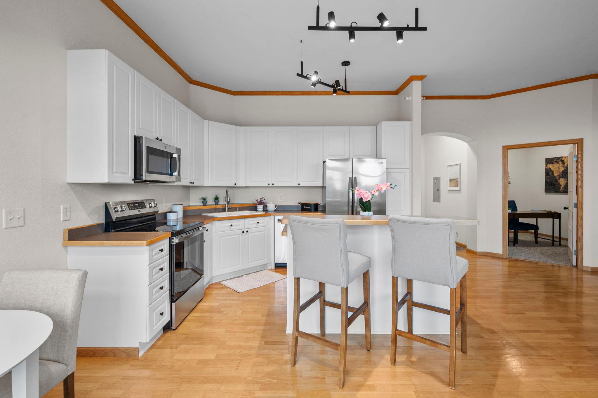 55-web-or-mls-1800 Graham Ave 404-194.jpg