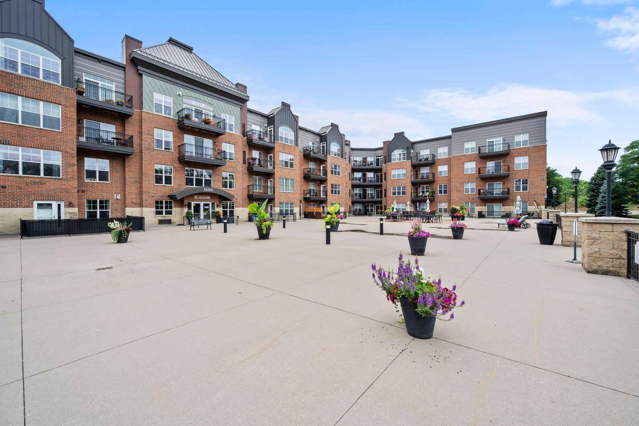20-web-or-mls-1800 Graham Ave 404-19.jpg