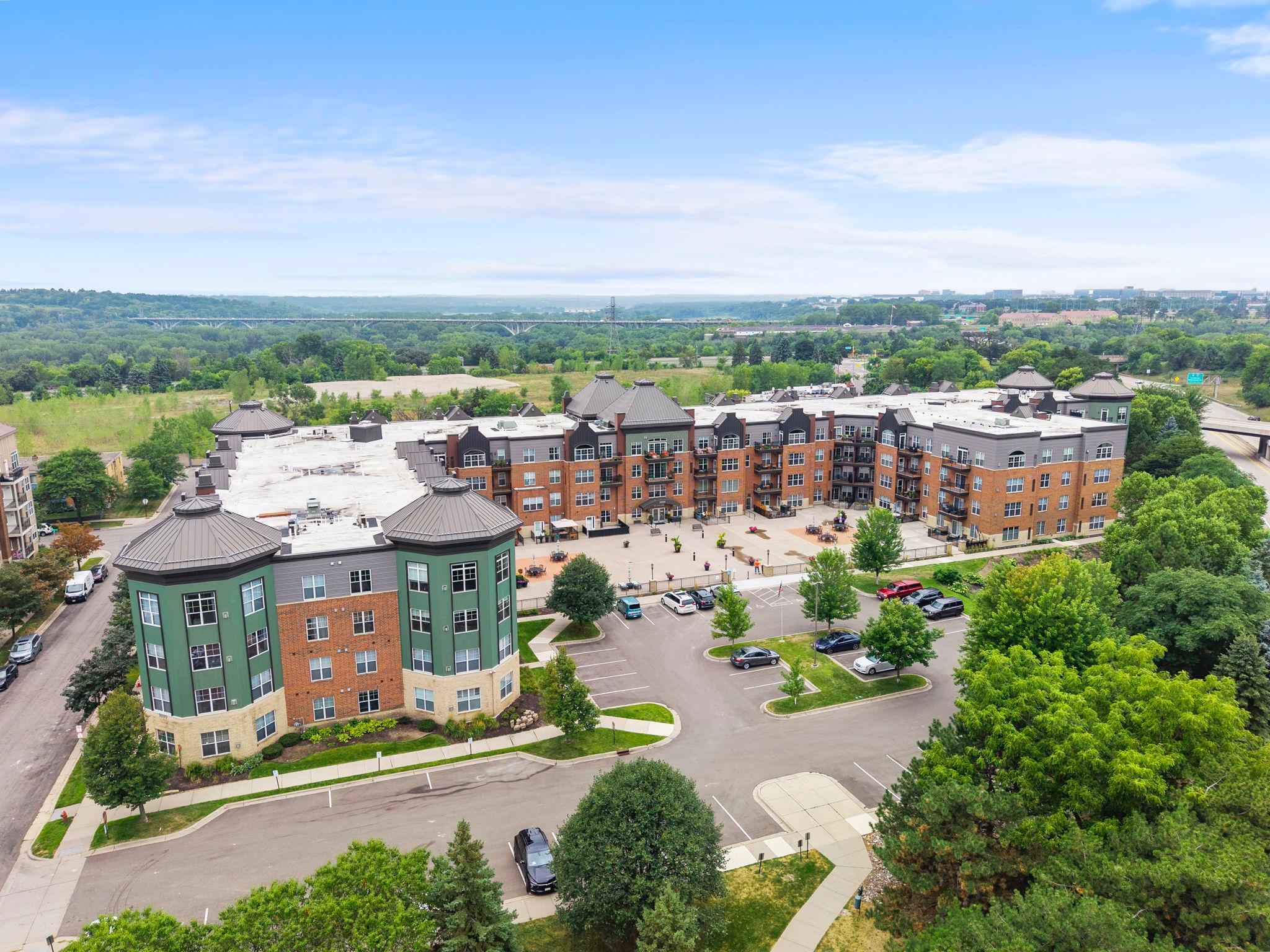 10-web-or-mls-1800 Graham Ave 404-395.jpg