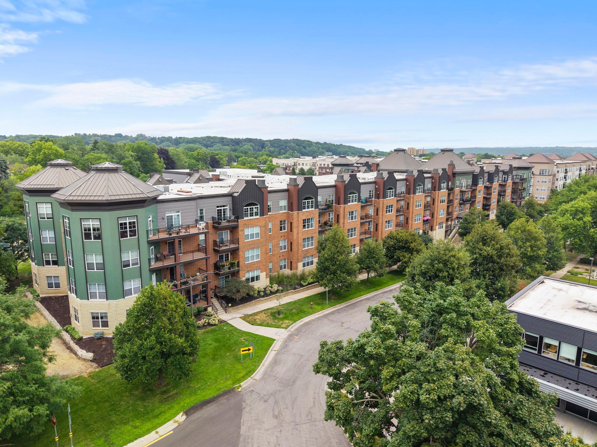 93-web-or-mls-1800 Graham Ave 404-437.jpg