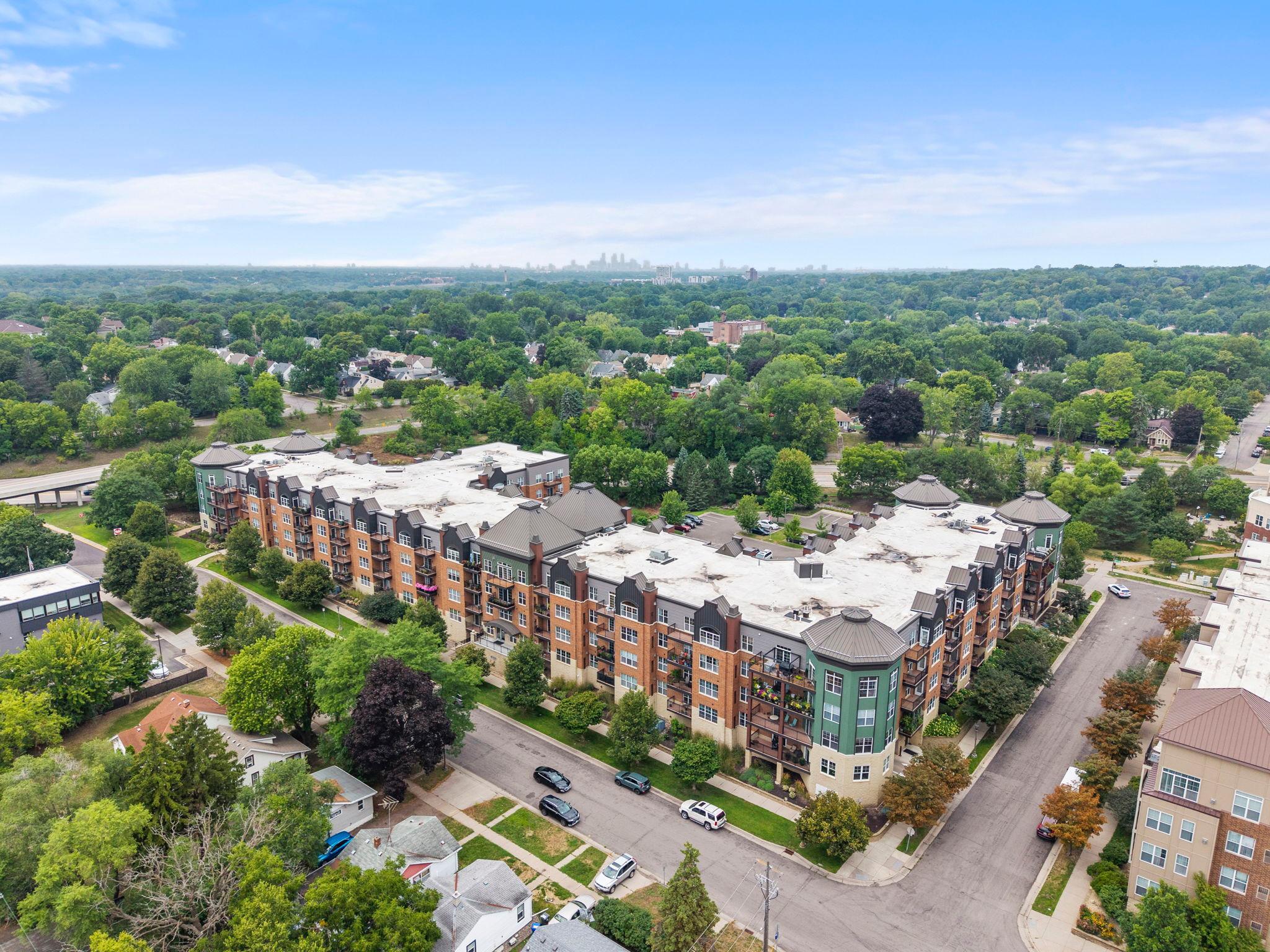 100-web-or-mls-1800 Graham Ave 404-380.jpg