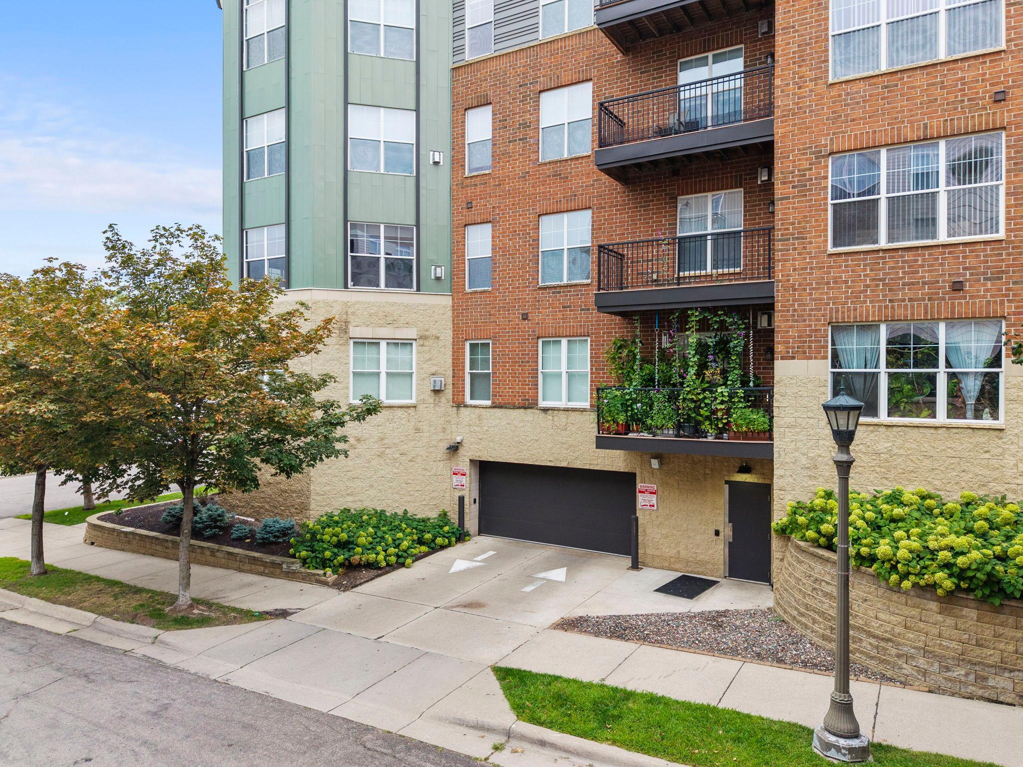 87-web-or-mls-1800 Graham Ave 404-428.jpg