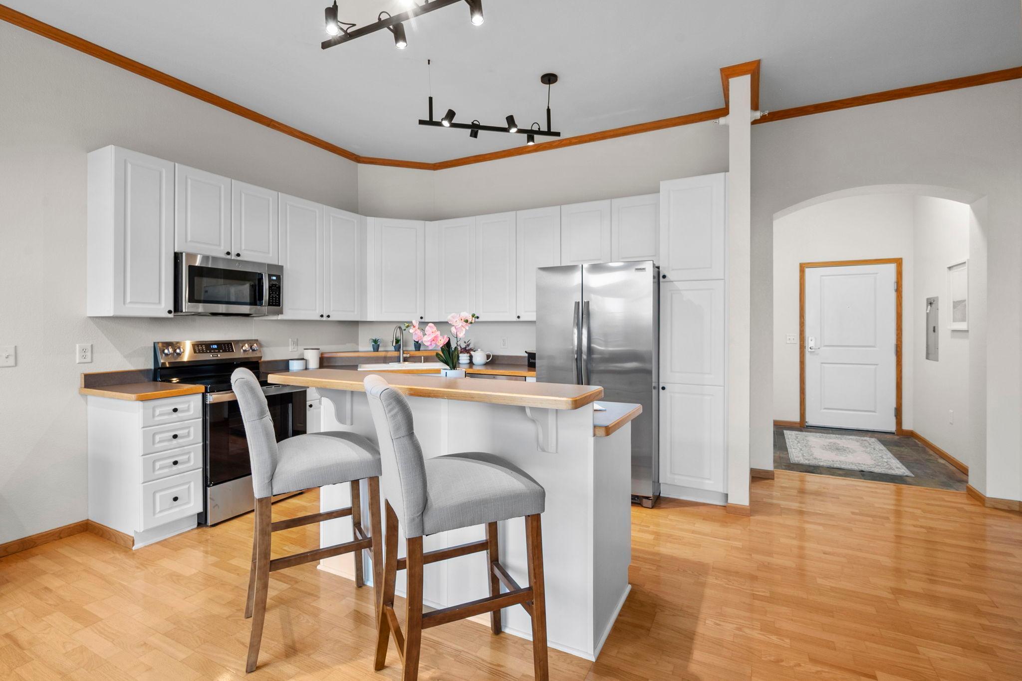 56-web-or-mls-1800 Graham Ave 404-199.jpg