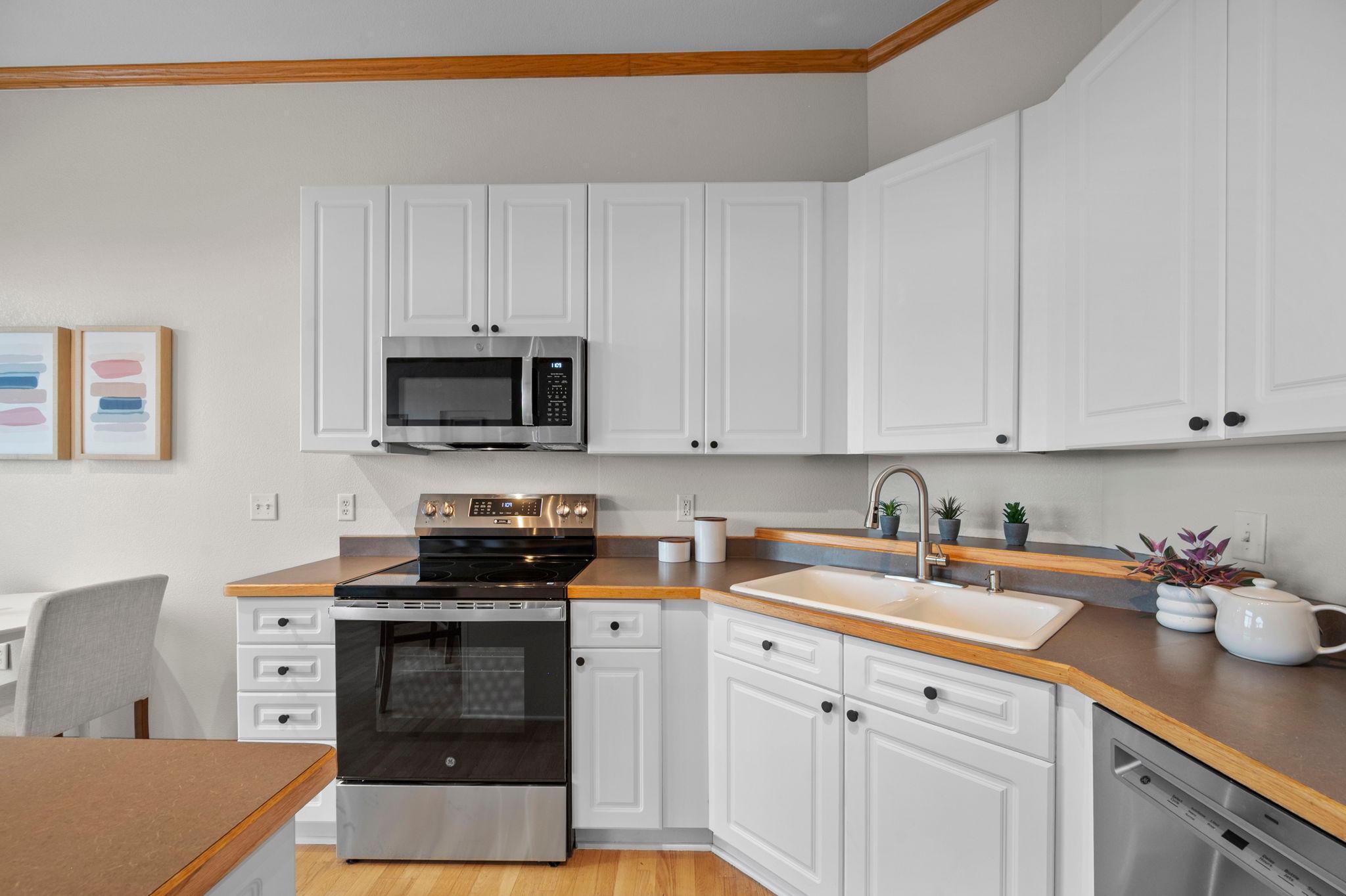 57-web-or-mls-1800 Graham Ave 404-204.jpg