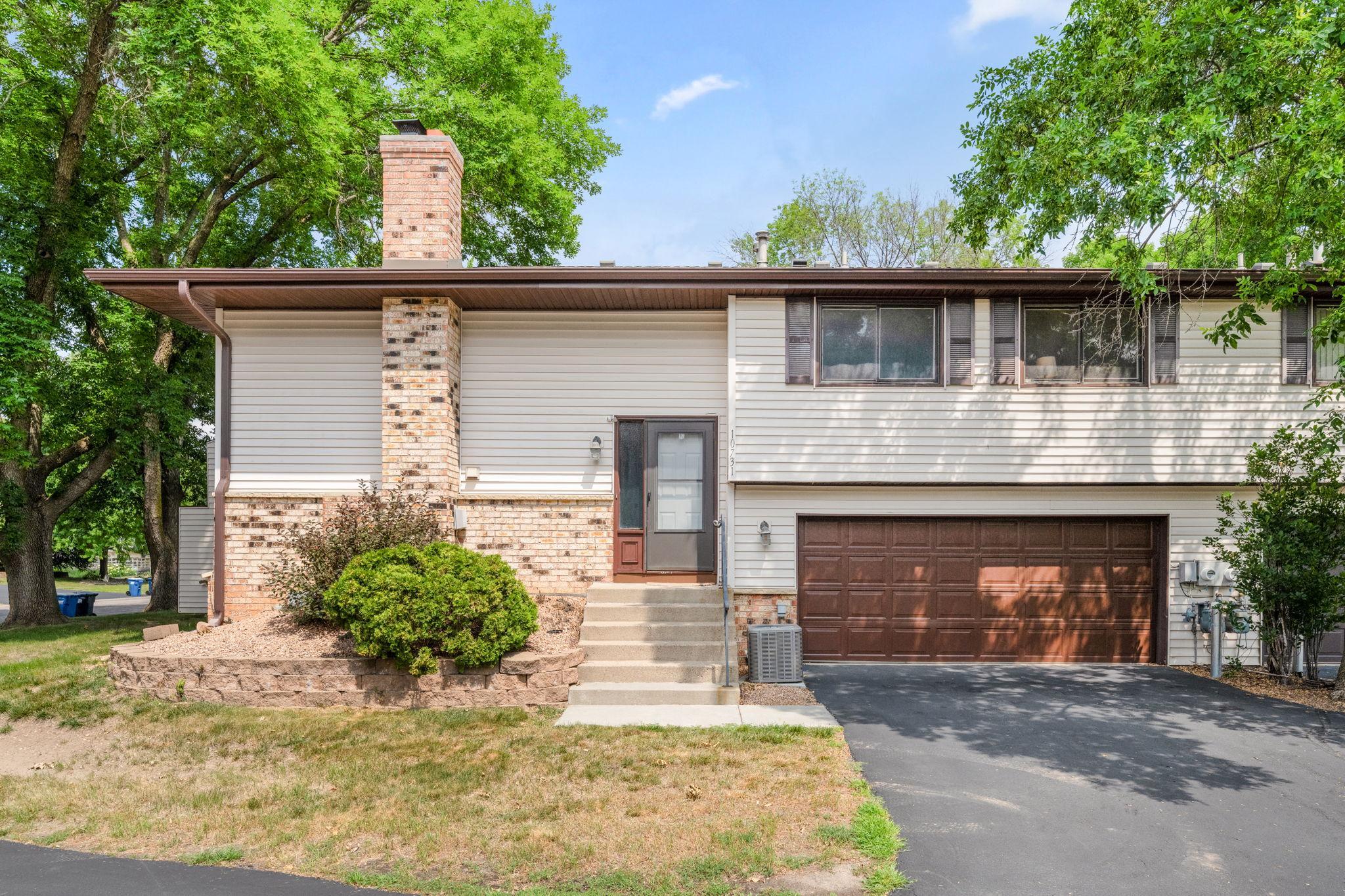 Beautifully updated end-unit townhome in Bloomington!