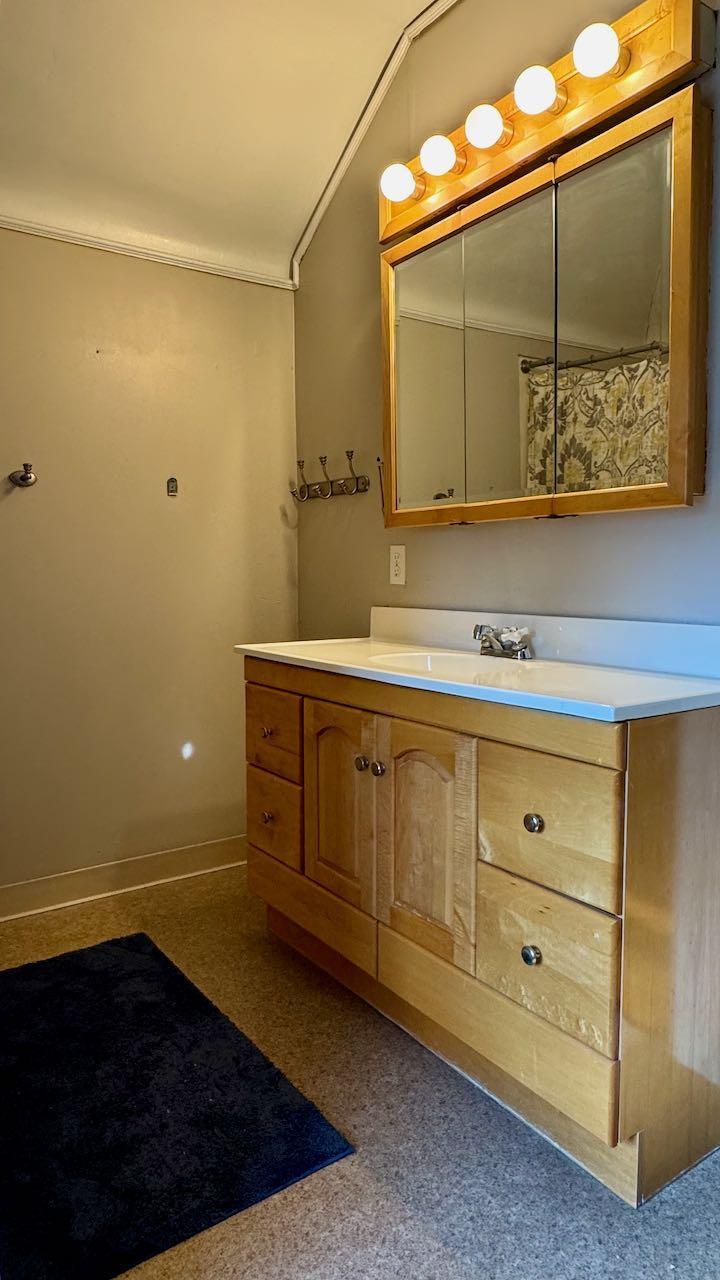 (31) Full Bath Upstairs.jpeg